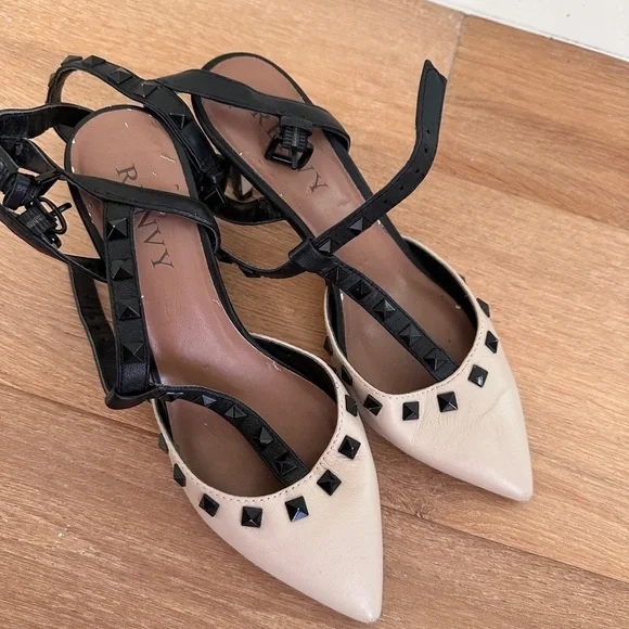 🎊2HP🎊 studded mid-heel pump from Renvy. Size 6.